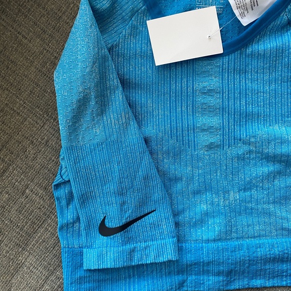 NWT- small nike performance top - Picture 3 of 5